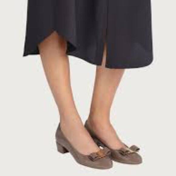 SALVATORE FERRAGAMO RARE Suede Leather Vara Bow Low Heel 8.5AA - Picture 1 of 7